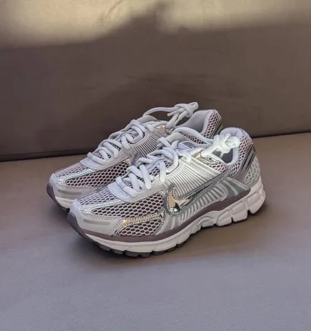 NIKE ZOOM VOMERO 5 | METALLIC SILVER / PLATINUM VIOLET (6)